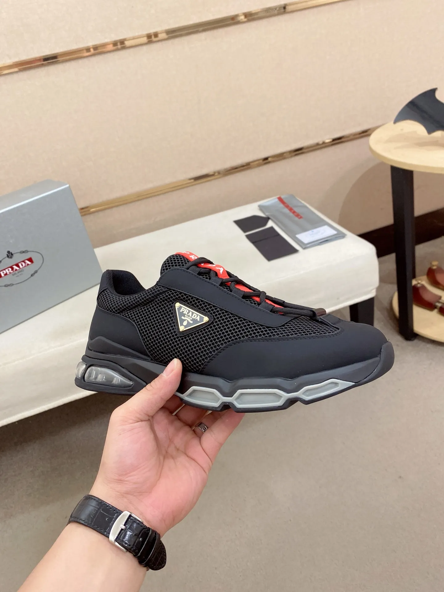 Factory price 660💰 ✔️✔️✔️High version High-quality new PRADA (Prada) counters are on the market at the same time, new men's shoes, 😘fabrics imported first-layer cowhide and mesh fabrics, purely handmade. Lining: Full cowhide lining. 👍🏿 High-end ☄️ air-cushion molded anti-slip rubber outsole, exquisite lines, simple and elegant, comfortable and high-end for leisure travel. Code number: 38 to 45